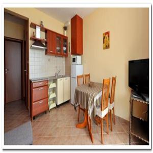 A4 (a): Kitchen