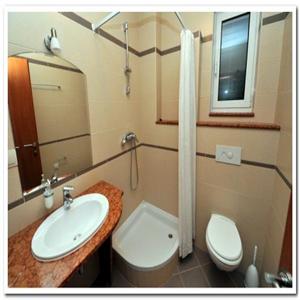 A4 (b): Bathroom