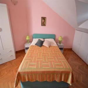 A2 +2 (a): Bedroom