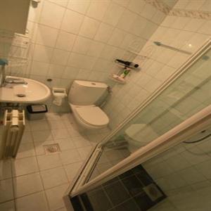 A2 +2 (a): Bathroom