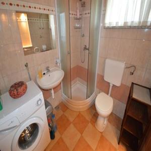 A2 +2 (b): Bathroom