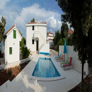 Aux. cottage,pool,house entrances