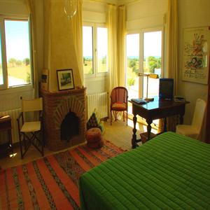 Suite with fireplace and sea view