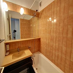 Chamois B: Bathroom