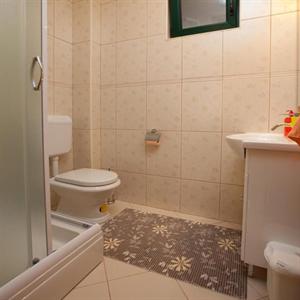 Apartment 2: Bathroom