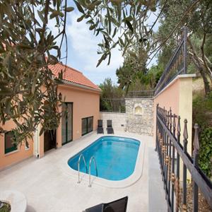 Apartment 4: Pool