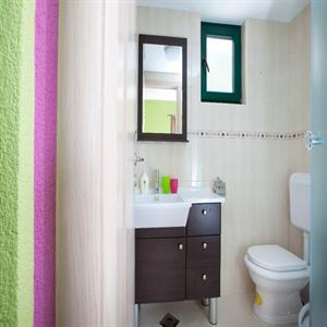 Apartment 4: Bathroom