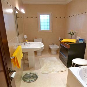 Tal Avucat: Bathroom