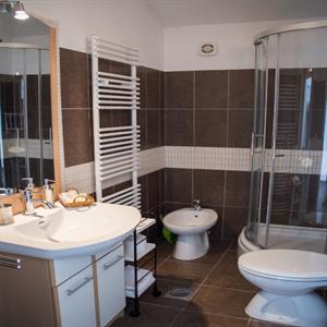 Apartment A4: Bathroom