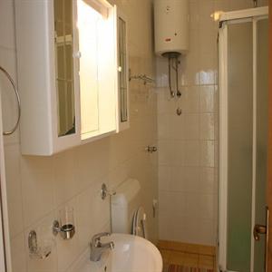 Apartment 4: Bathroom