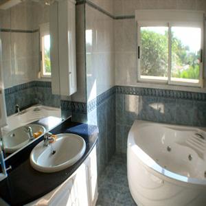 Apartment 3: Bathroom