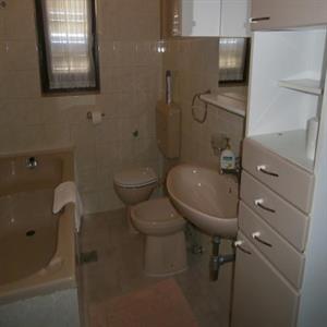 Apartment A4: Bathroom
