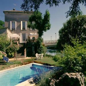 Garden with swimming pool