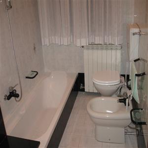 Dora Private bathroom  in main bedroom