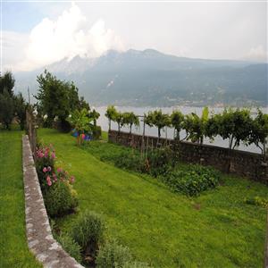 Giardino privato a lago 2