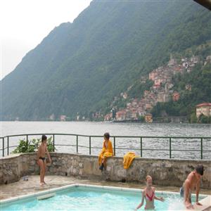piscina x bambini di fronte