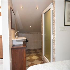 En-suite bathroom, upper floor