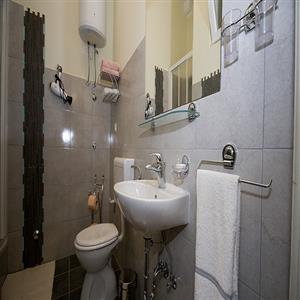 Three-Bedroom Apartment with Terrace: Bathroom