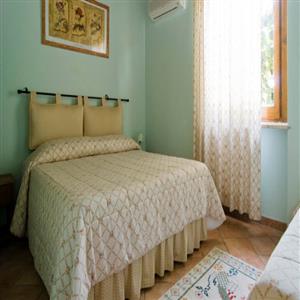 Room with double bed