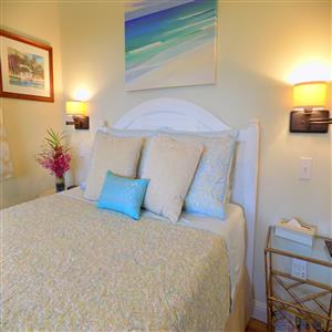 Separatly switched wall sconce lighting.