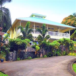 Rental faces the ocean with "Peek-a-Boo" oceanview