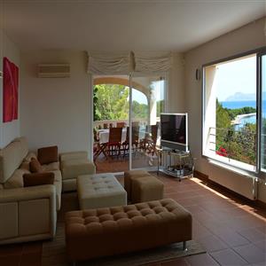 Living room with access to a covered terrace