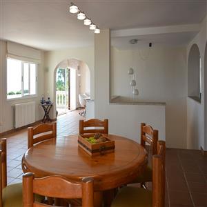 Dinning room and stairs to go to low floor.