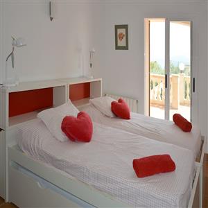 three bedroom with access to a terrace and swimmin