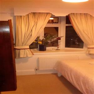 Single bedroom with views of the neighbourhood