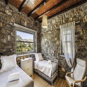 Bedroom with 3 single beds