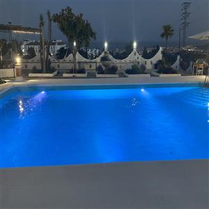 Vista noche piscina
